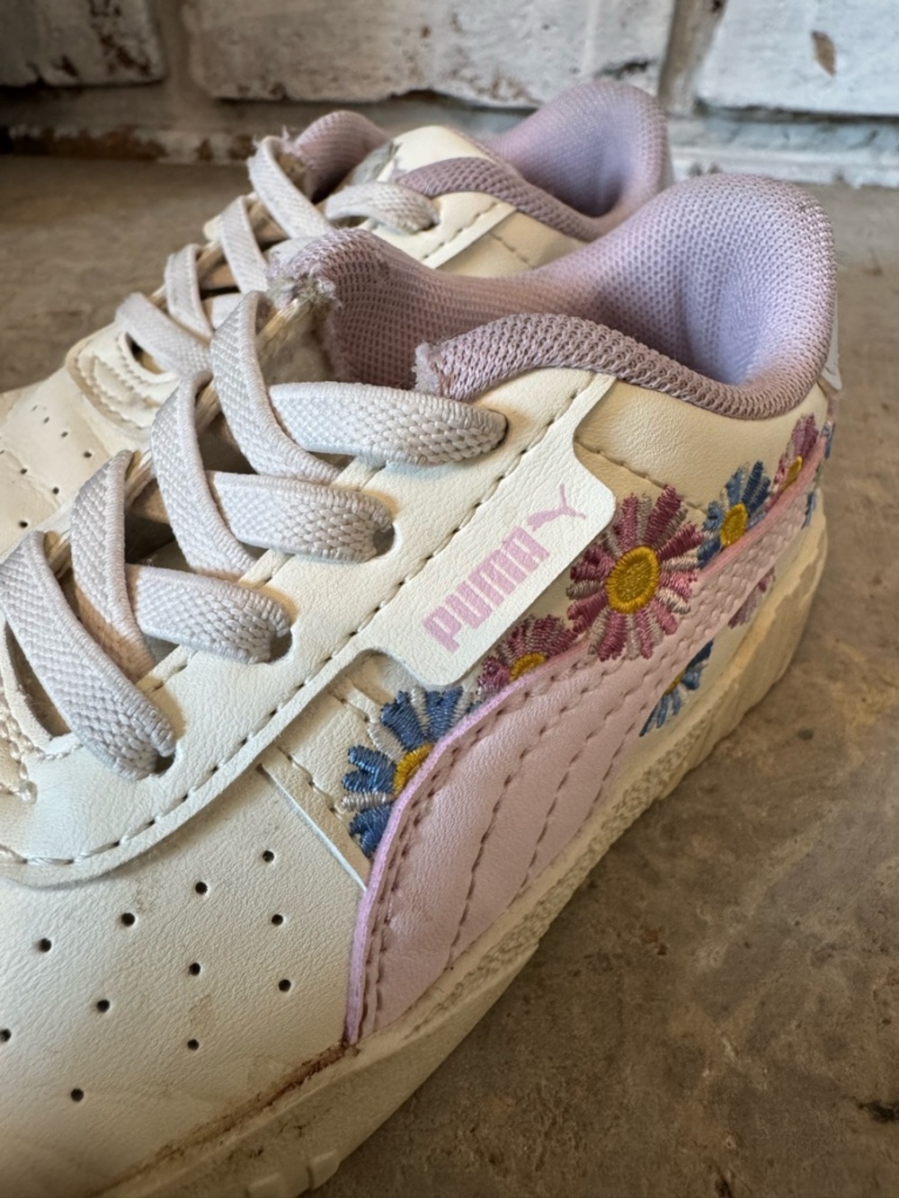 Puma Kids' White & Lavender Embroidered Floral no-tie Low-Top Sneakers